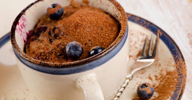 Recette de mug cake au cacao, coeur fondant à la confiture de fruits ...