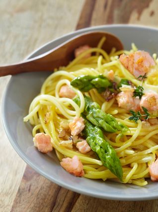 Spaghettis printaniers aux asperges vertes et saumon sans gluten