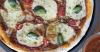Recette de pizza légère aux tomates, basilic et mozzarella façon ...