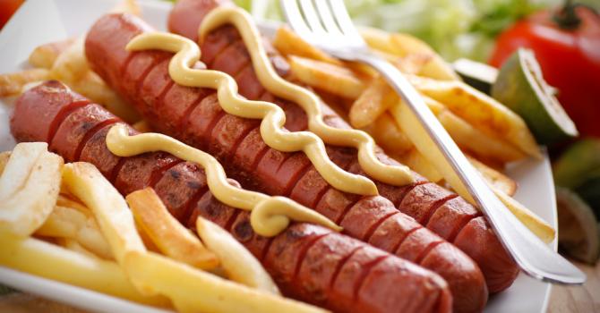 Recette de hot dog sans pain à l'assiette et frites légères