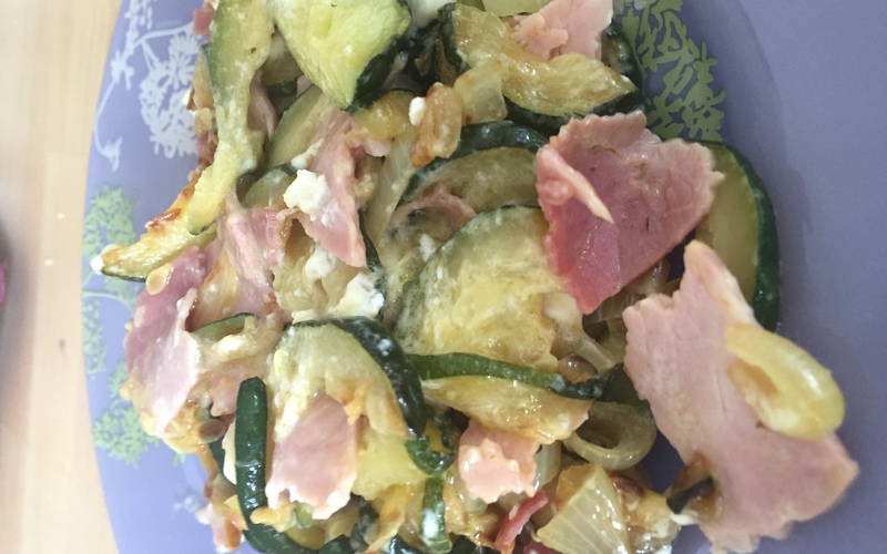 Recette poêlée de courgettes, oignons, jambon et feta économique ...