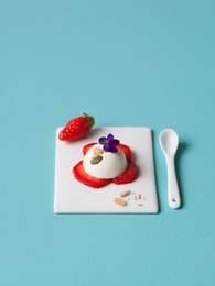 Recette de tartelette mousse yaourt grec sur lit de fraise
