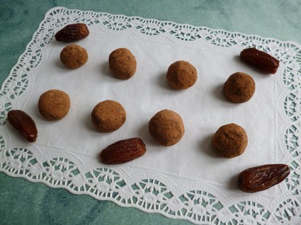 Recette de truffes 100% crues cacao caroube aux dattes et au chia ...