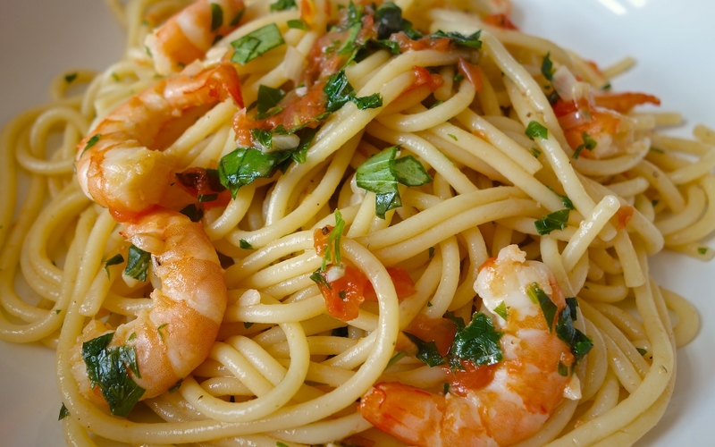 Recette spaghettis aux crevettes & à l'ail pas chère et simple ...