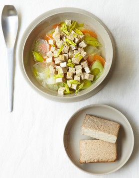 Soupe de légumes au tofu fumé pour 4 personnes