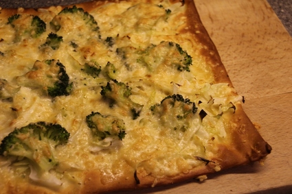 Pizza au chou, brocoli et fromage aux noix