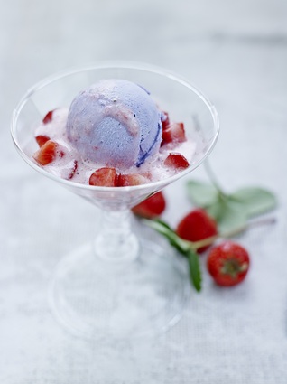Recette de minestrone de fraises de france, glace violette