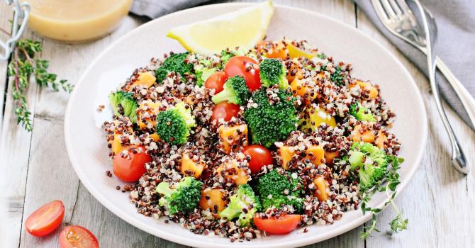 Recette de salade végétalienne de quinoa au brocoli, patates ...