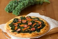 Recette de pizza au chou kale, carotte et saucisse fumée