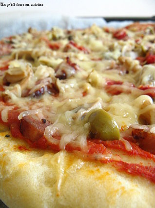Recette de pizza aux saucisses, poivrons et olives vertes