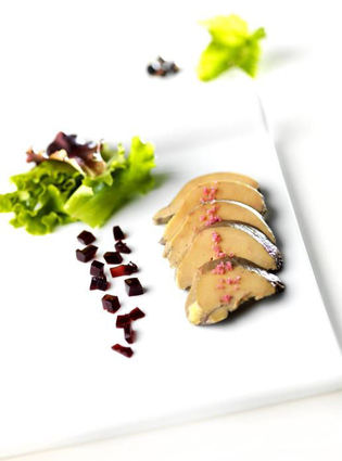 Lobe de foie gras de canard poché au cassis et sa fine gelée