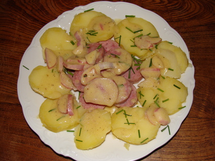 Recette de salade tiède de pommes de terre au saucisson