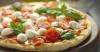 Recette de pizza italienne aux tomates, basilic et mozzarella