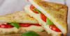 Recette de sandwiches légers en triangle fromage et tomate toastés