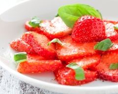 Recette carpaccio de fraises au sirop de basilic