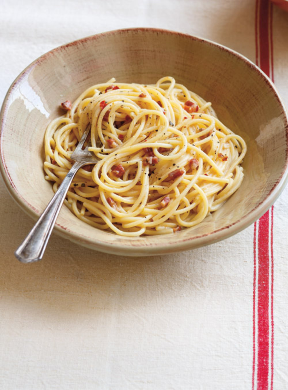 Spaghettis au bacon, au piment et au pecorino (pasta alla gricia ...