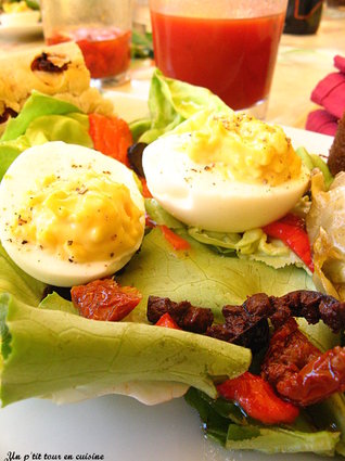 Recette de salade aux antipasti et aux œufs mimosa