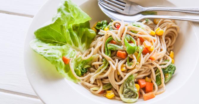 Salade de spaghetti al dente aux carottes, maïs et poivron (i.g. bas)
