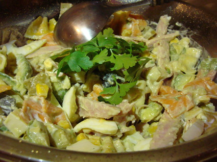 Salade de pâtes colorées jambon, avocats, oeufs, emmental, maïs