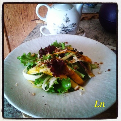 Salade mesclun aux courgettes jaunes et vertes, noisettes