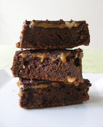 Brownies aux cacahuètes et caramel façon snickers
