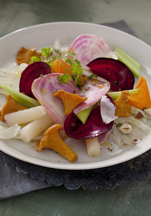 Légumes oubliés sur fine salade de fenouil, vinaigrette aux girolles