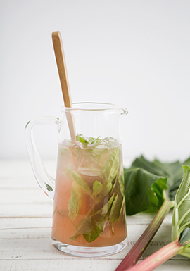 Thé vert glacé à la rhubarbe & au basilic