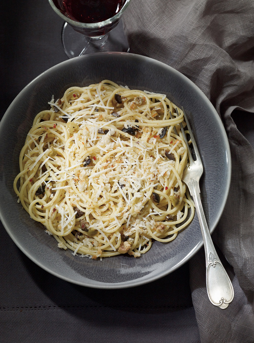 Spaghettis aux anchois, olives et pain grillé (pangrattato) | ricardo