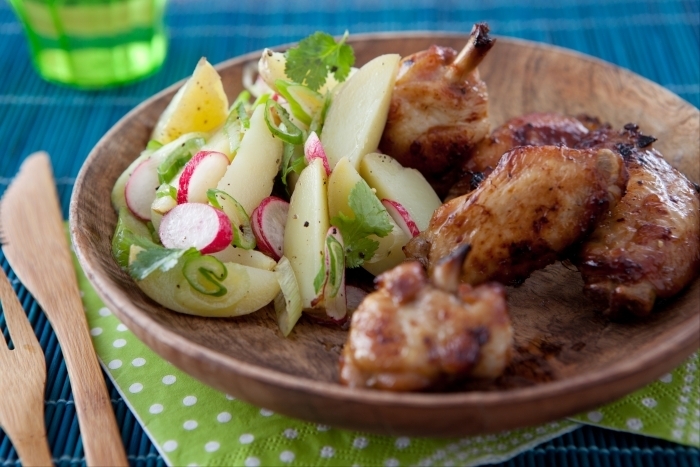 Chicken wings marinés, salade de pommes de terre, cive et radis