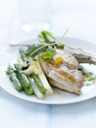 Suprême fondant de pintade et fine mousseline aux herbes fraîches