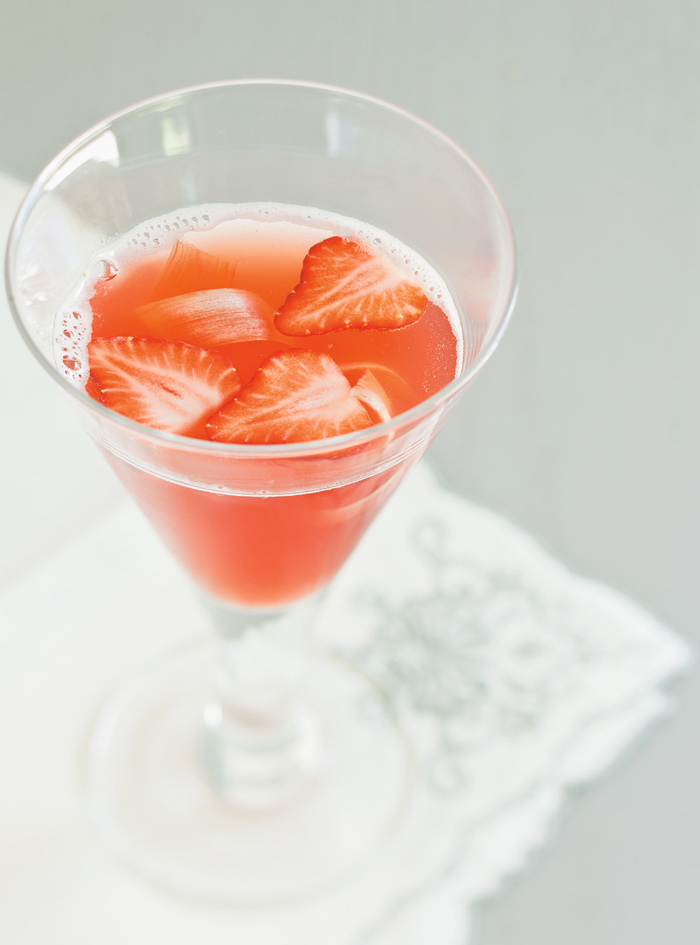 Sangria rosée fraise et rhubarbe | ricardo