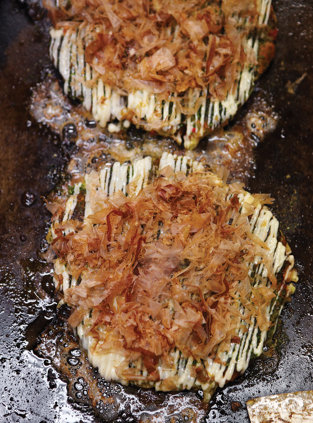 Okonomiyaki («omelette» de chou, de lard et de fruits de mer ...