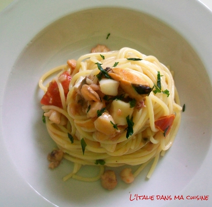 Recette de spaghetti aux fruits de mer, tomates et vin blanc