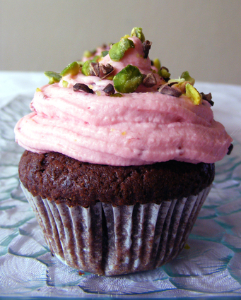 Muffins façon cupcakes au chocolat, framboises et pistaches