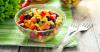 Salade mexicaine diététique aux poivrons, haricots rouges et maïs