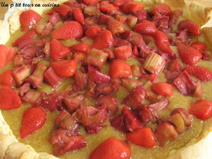 Recette de tarte amandine fraise-rhubarbe