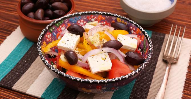 Recette de salade de tomates séchées, poivrons marinés et olives à ...