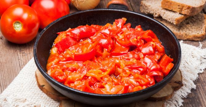 Recette de ratatouille cramoisie à tartiner tomates, oignons ...