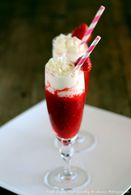 Recette de cocktail fraises et framboises et chantilly au yaourt