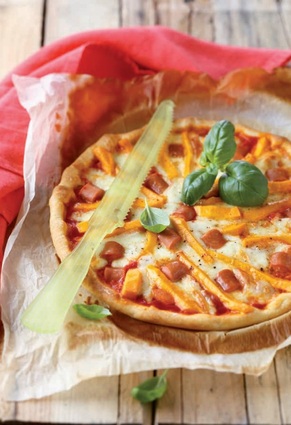Recette de pizza aux knacki®, mozzarella et mimolette