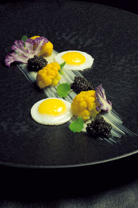 Recette oeuf de caille au plat avec trilogie de chou-fleur, caviar ...