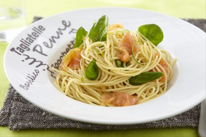 Recette de spaghetti saumon cru mariné, pousses d'épinards facile ...