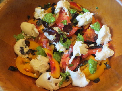 Salade de tomates, nectarines, mozzarella di bufala et huile de basilic