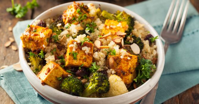 Recette de salade de quinoa santé au tofu, amandes et brocolis