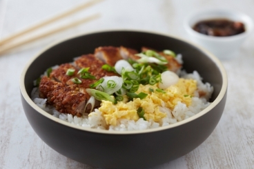 Recette de katsudon, porc pané et riz sauce sucrée-salée rapide