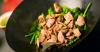 Recette de wok de poulet thaï aux haricots verts, petits pois et fèves