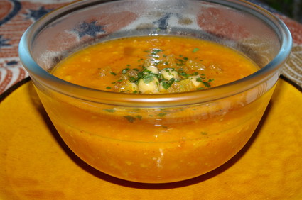Soupe de carottes, de tomates et de pois chiches à l'orientale