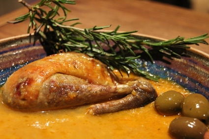Pintade rôtie sauce à l'orange, olive et romarin