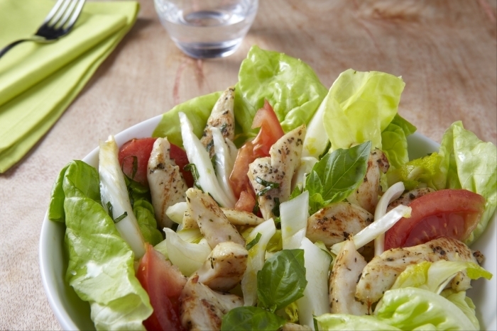 Recette de salade croquante de poulet au basilic et au fenouil facile ...