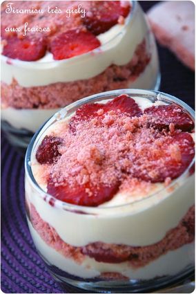 Tiramisu aux fraises et biscuits roses en verrines
